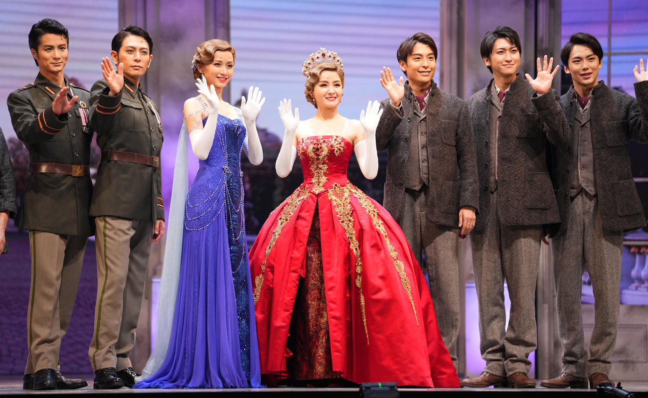 会見で笑顔を見せる出演者たち、左から田代万里生、堂珍嘉邦、木下晴香、葵わかな、海宝直人、相馬裕樹、内海啓貴（撮影・横山健太）