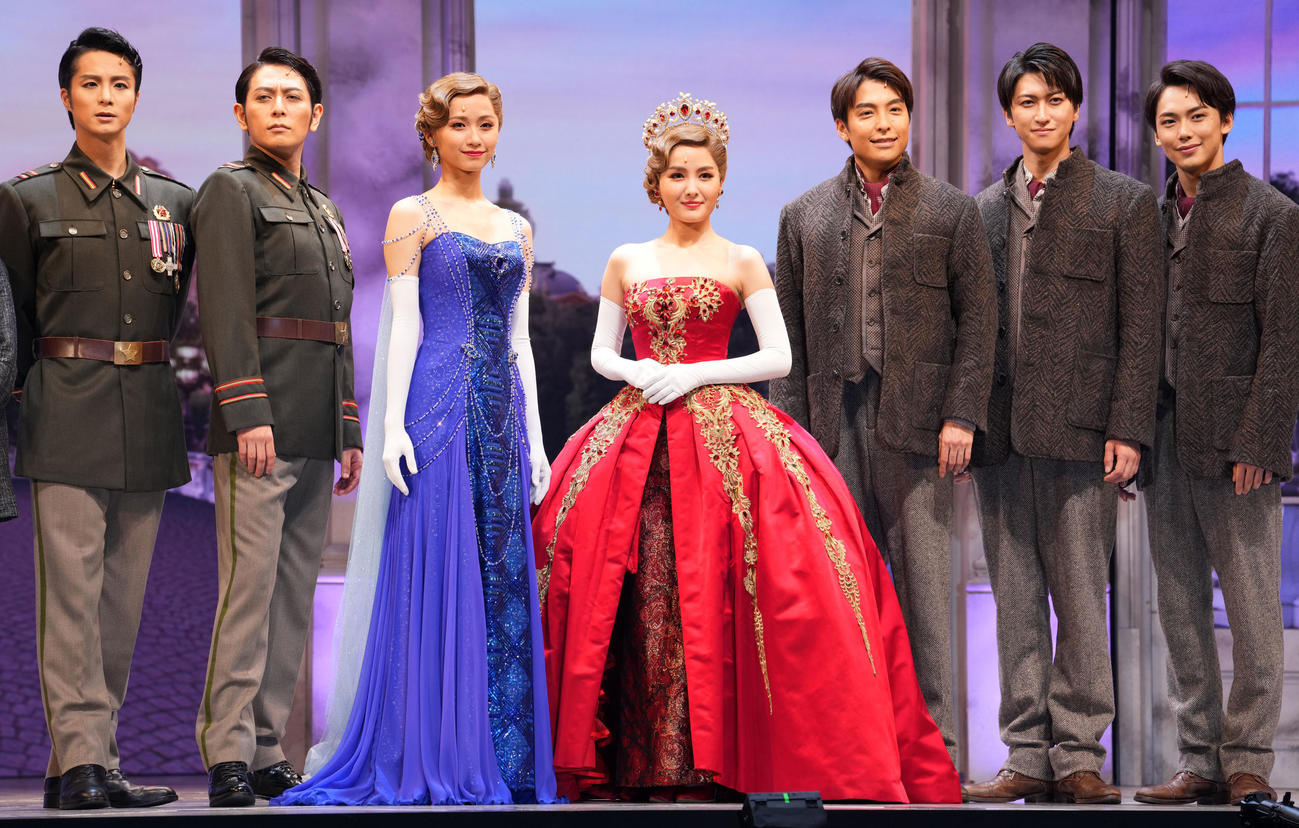 会見で笑顔を見せる出演者たち、左から田代万里生、堂珍嘉邦、木下晴香、葵わかな、海宝直人、相馬裕樹、内海啓貴（撮影・横山健太）