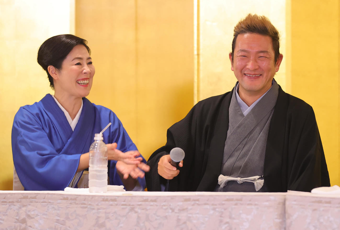 歌舞伎「文七元結物語」の制作発表に出席した左から寺島しのぶ、中村獅童（撮影・野上伸悟）