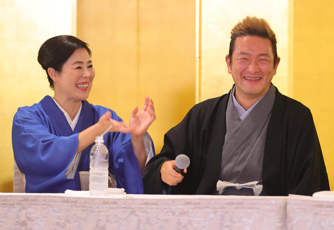 歌舞伎「文七元結物語」の制作発表に出席した左から寺島しのぶ、中村獅童（撮影・野上伸悟）