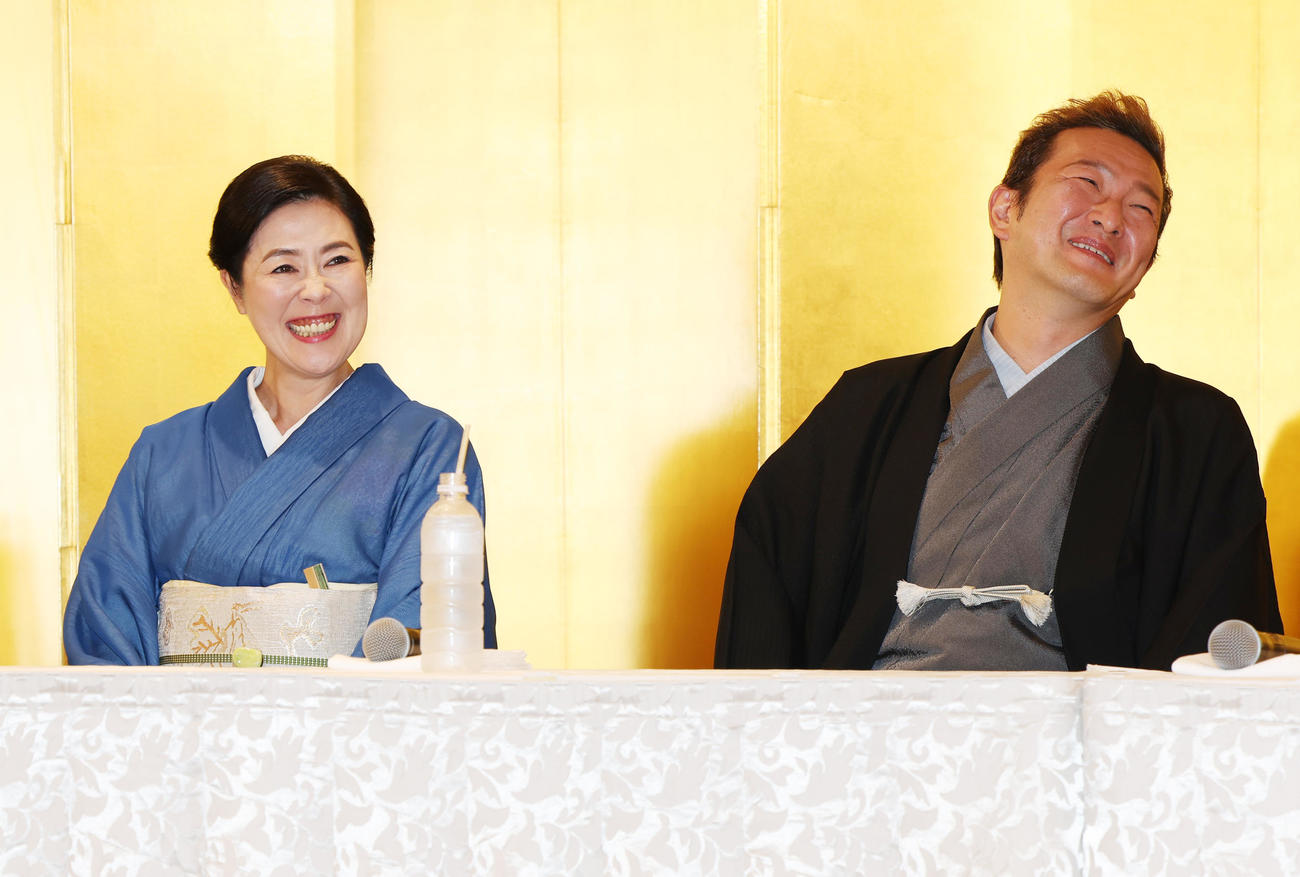 歌舞伎「文七元結物語」の制作発表に出席した左から寺島しのぶ、中村獅童（撮影・野上伸悟）