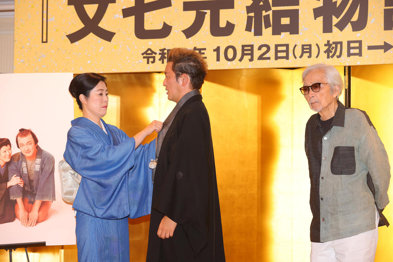 歌舞伎「文七元結物語」の制作発表で、写真撮影の前に中村獅童（中央）のえりを直す寺島しのぶ。右は山田洋次監督（撮影・野上伸悟）