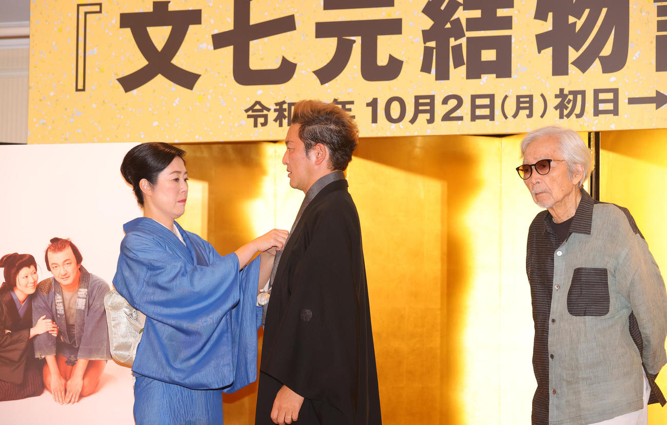 歌舞伎「文七元結物語」の制作発表で、写真撮影の前に中村獅童（中央）のえりを直す寺島しのぶ。右は山田洋次監督（撮影・野上伸悟）
