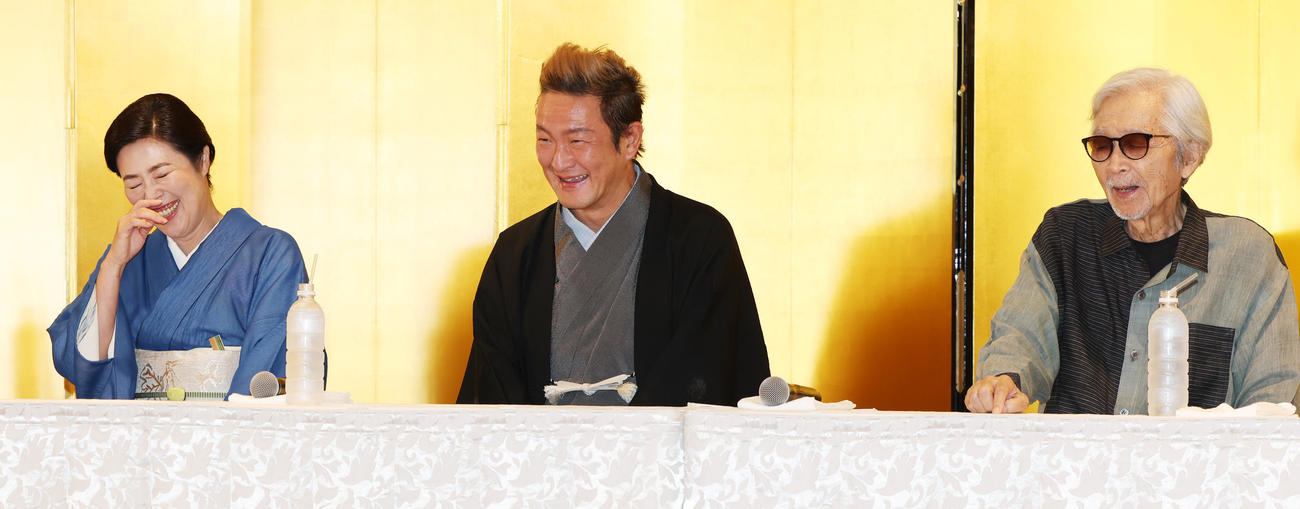 歌舞伎「文七元結物語」の制作発表に出席した左から寺島しのぶ、中村獅童、山田洋次監督（撮影・野上伸悟）