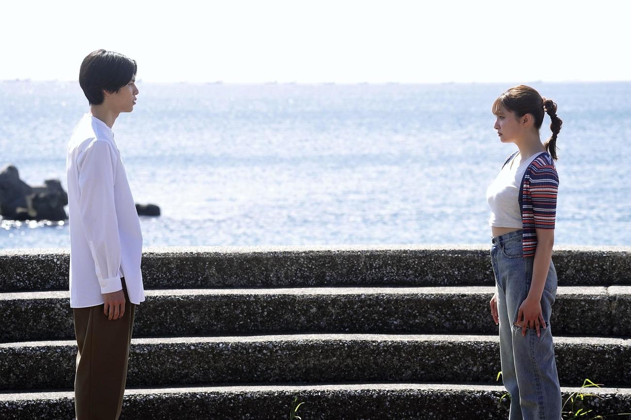 「真夏のシンデレラ」に出演する萩原利久、吉川愛（C）フジテレビ