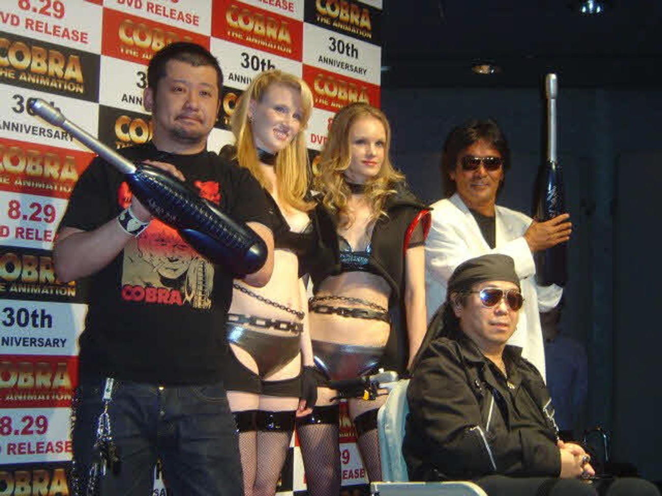 2008年6月、アニメ「COBRA THE ANIMATION」制作発表会　サイコガンを左腕にするケンドーコバヤシ（写真左）と松崎しげる（同右）。前列は原作者の寺沢武一氏
