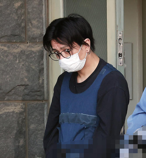 覚醒剤取締法違反で逮捕され、送検される田中聖容疑者（画像は一部加工、2022年7月撮影）