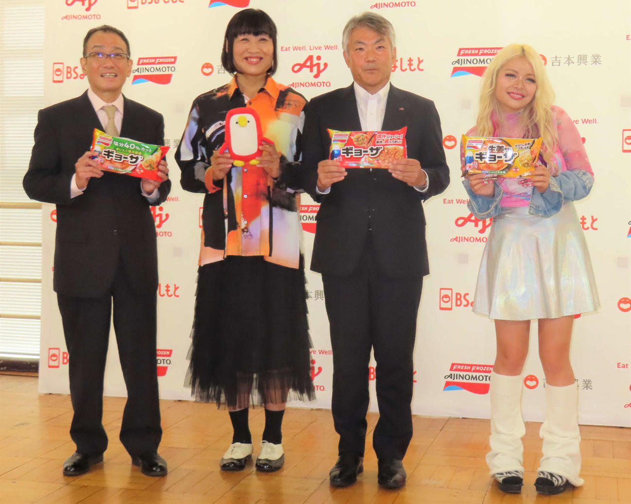 ドラマ「青空との約束～味の素冷凍食品の果てなき挑戦～」放送記念トークイベントに出席した、左からリットン調査団藤原光博、南海キャンディーズ山崎静代、味の素冷凍食品株式会社寺本博之社長、エルフ荒川