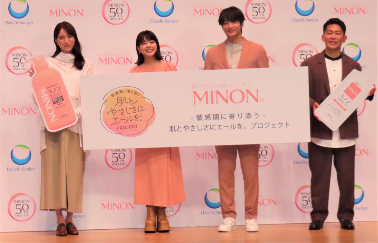 「ミノン」50周年を記念イベントに出席した、左から笹川友里アナウンサー、岸井ゆきの、小関裕太、ジャングルポケット太田博久