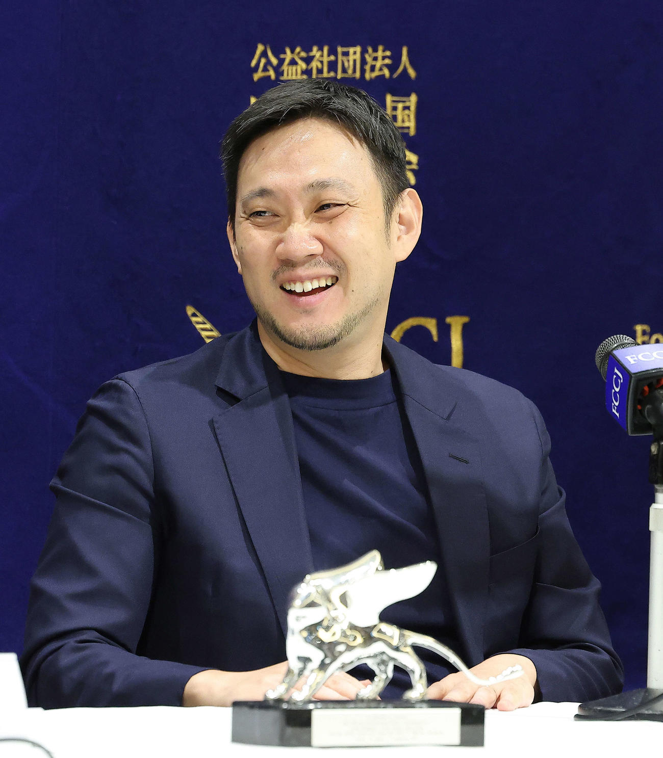 「悪は存在しない」ベネチア国際映画祭報告記者会見で笑顔を見せる濱口竜介監督（撮影・河田真司）