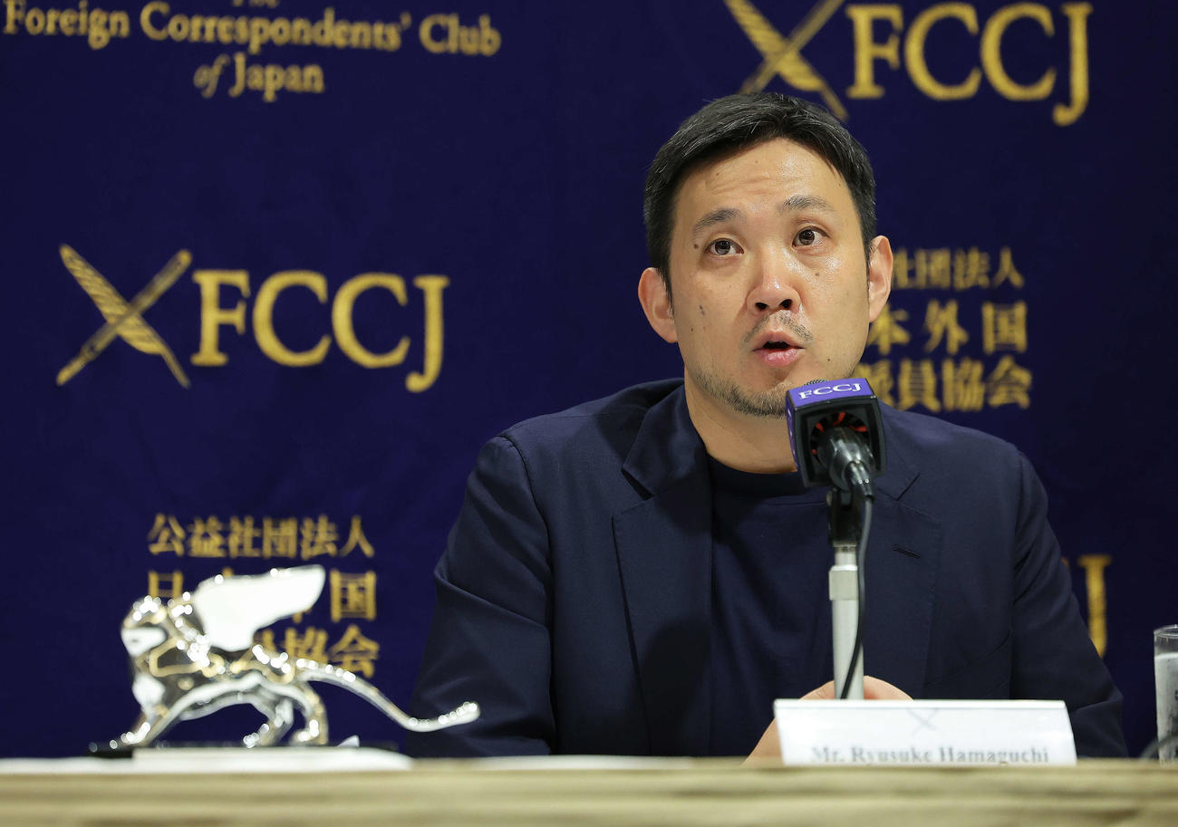 「悪は存在しない」でベネチア国際映画祭銀獅子賞受賞の報告をする浜口竜介監督（撮影・河田真司）
