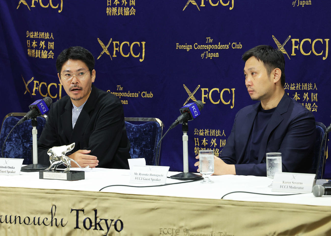 「悪は存在しない」ベネチア国際映画祭報告記者会見に臨む、主演を務めた大美賀均（左）と濱口竜介監督（撮影・河田真司）