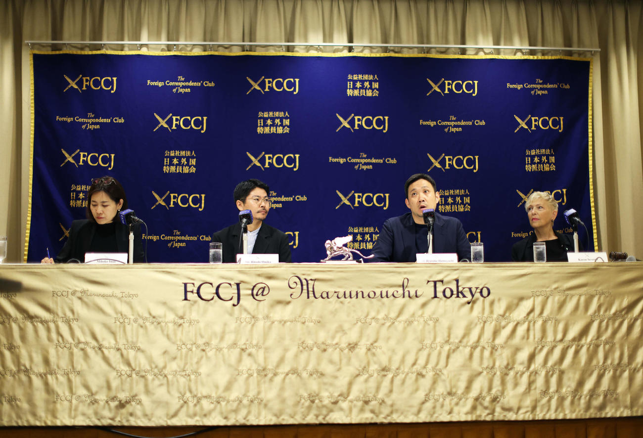 「悪は存在しない」ベネチア国際映画祭報告記者会見に臨む濱口竜介監督（中央右）と主演を務めた大美賀均（同左）（撮影・河田真司）