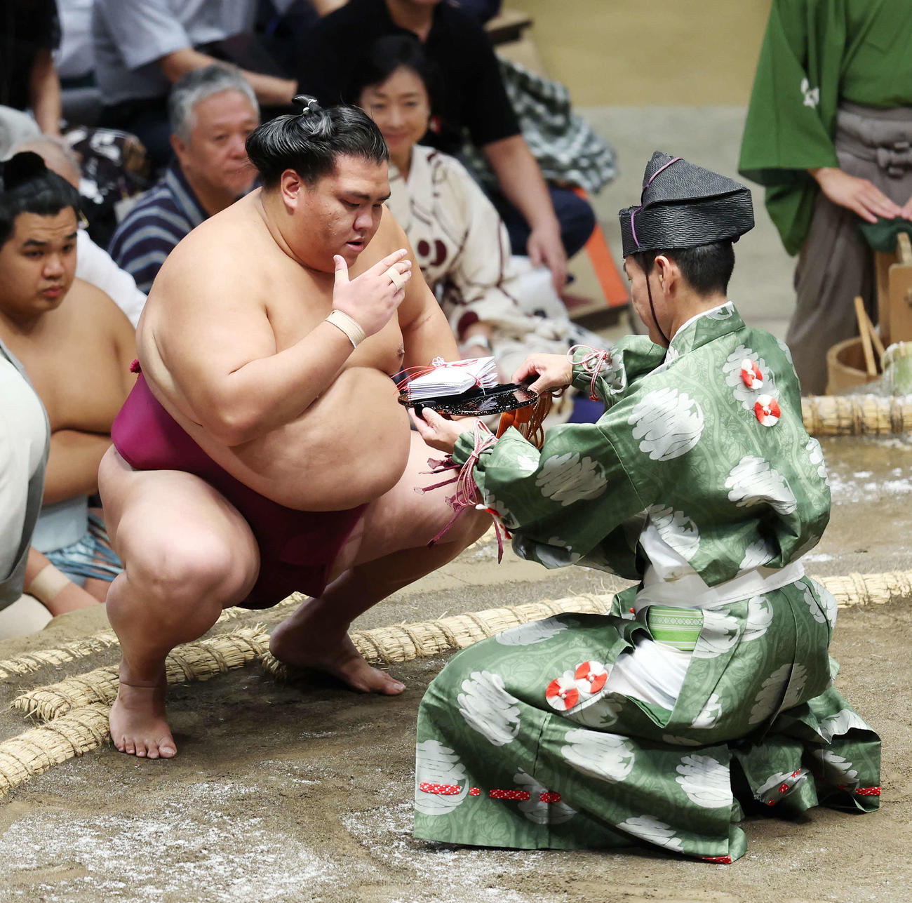 懸賞金を受け取る御嶽海を見守る川上麻衣子（2023年9月11日撮影）