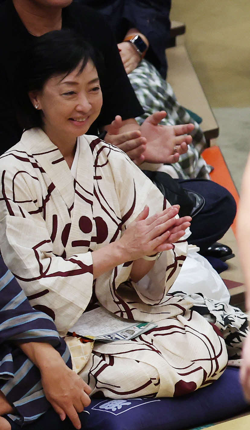 笑顔で相撲観戦する川上麻衣子（撮影・宮地輝）