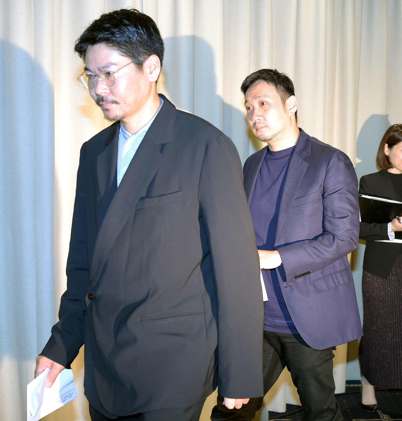 会見を終え引き揚げる大美賀均（左）と濱口竜介監督（撮影・河田真司）
