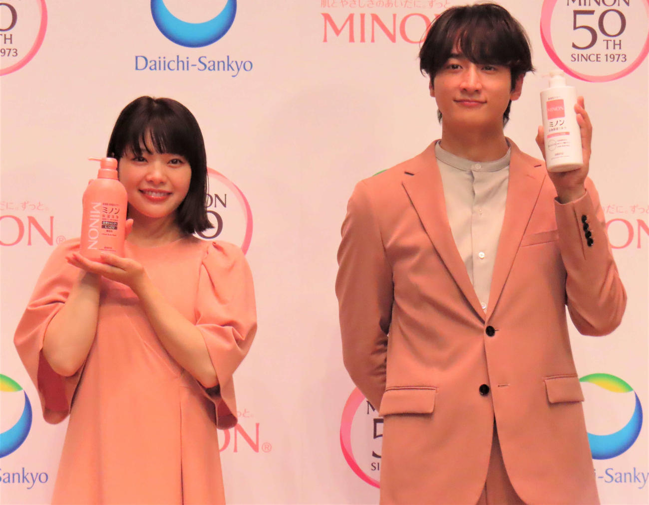「ミノン」50周年を記念イベントに出席した岸井ゆきの（左）と小関裕太