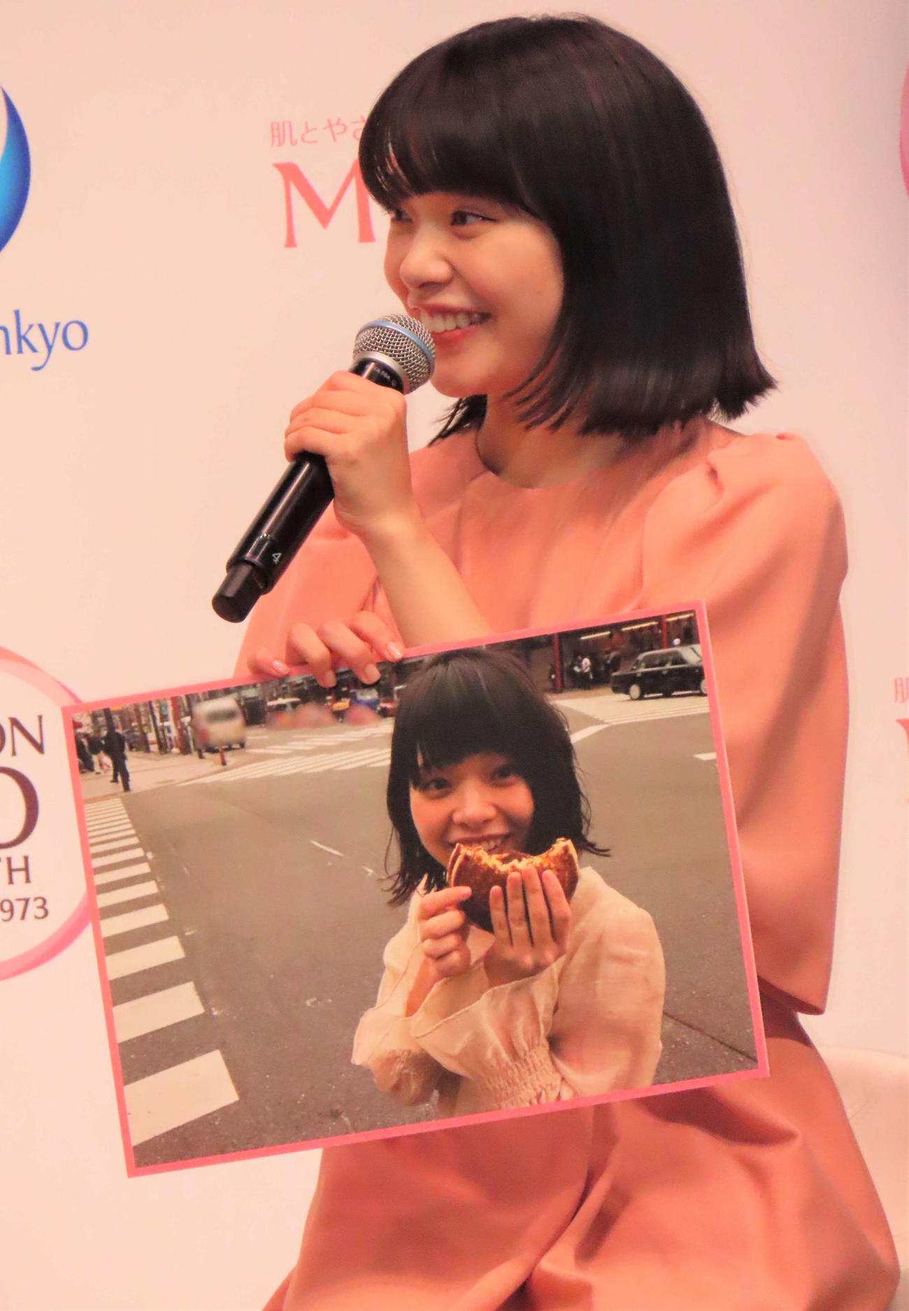 自身の「敏感期」の写真を見せる岸井ゆきの