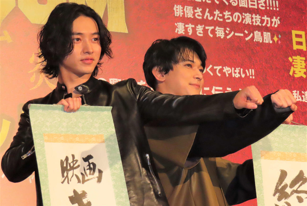 映画「キングダム　運命の炎」大ヒット御礼舞台あいさつに登壇した山崎賢人（左）と吉沢亮