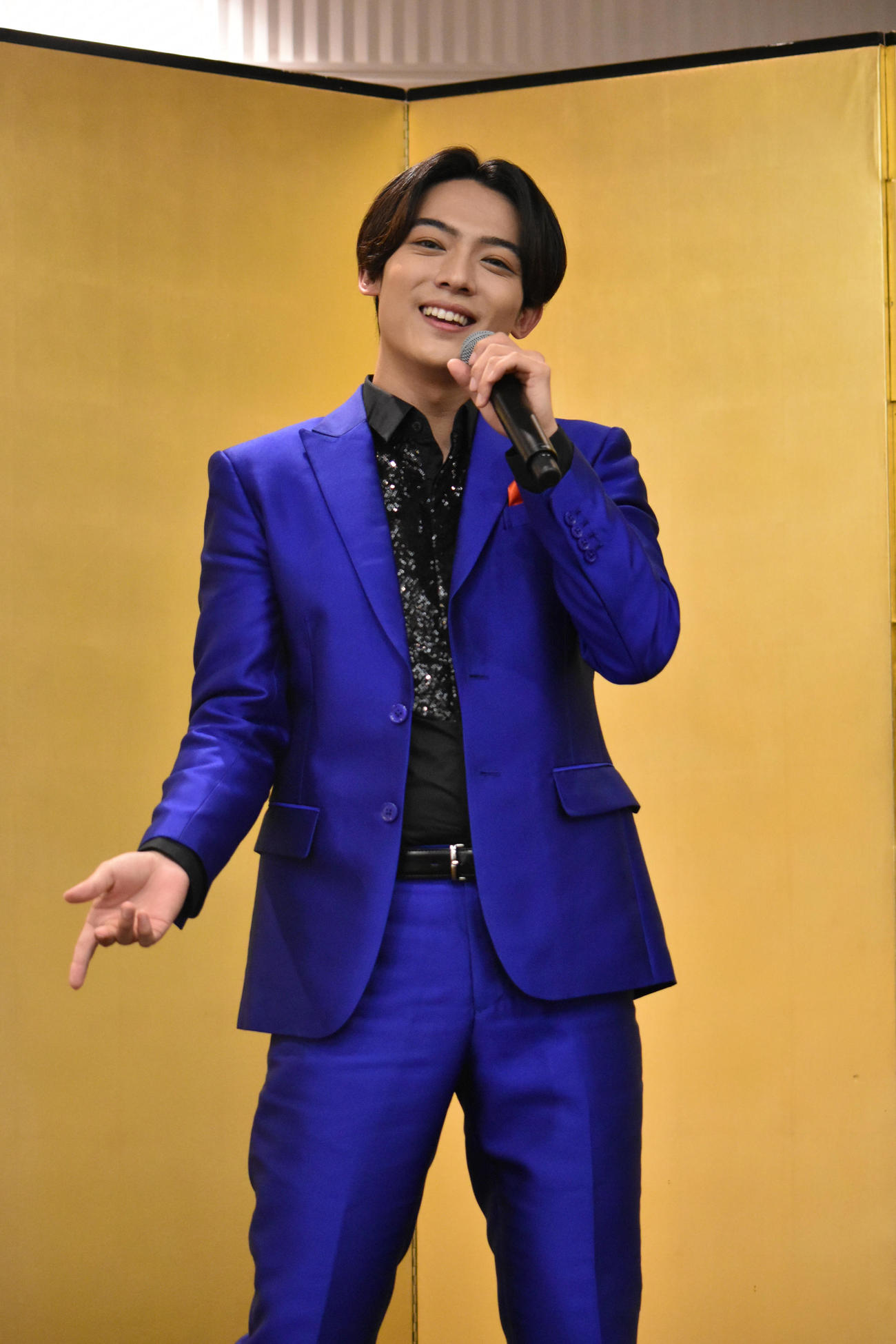 東京大神宮でヒット祈願をし、新曲「星くずセレナーデ」を披露する辰巳ゆうと