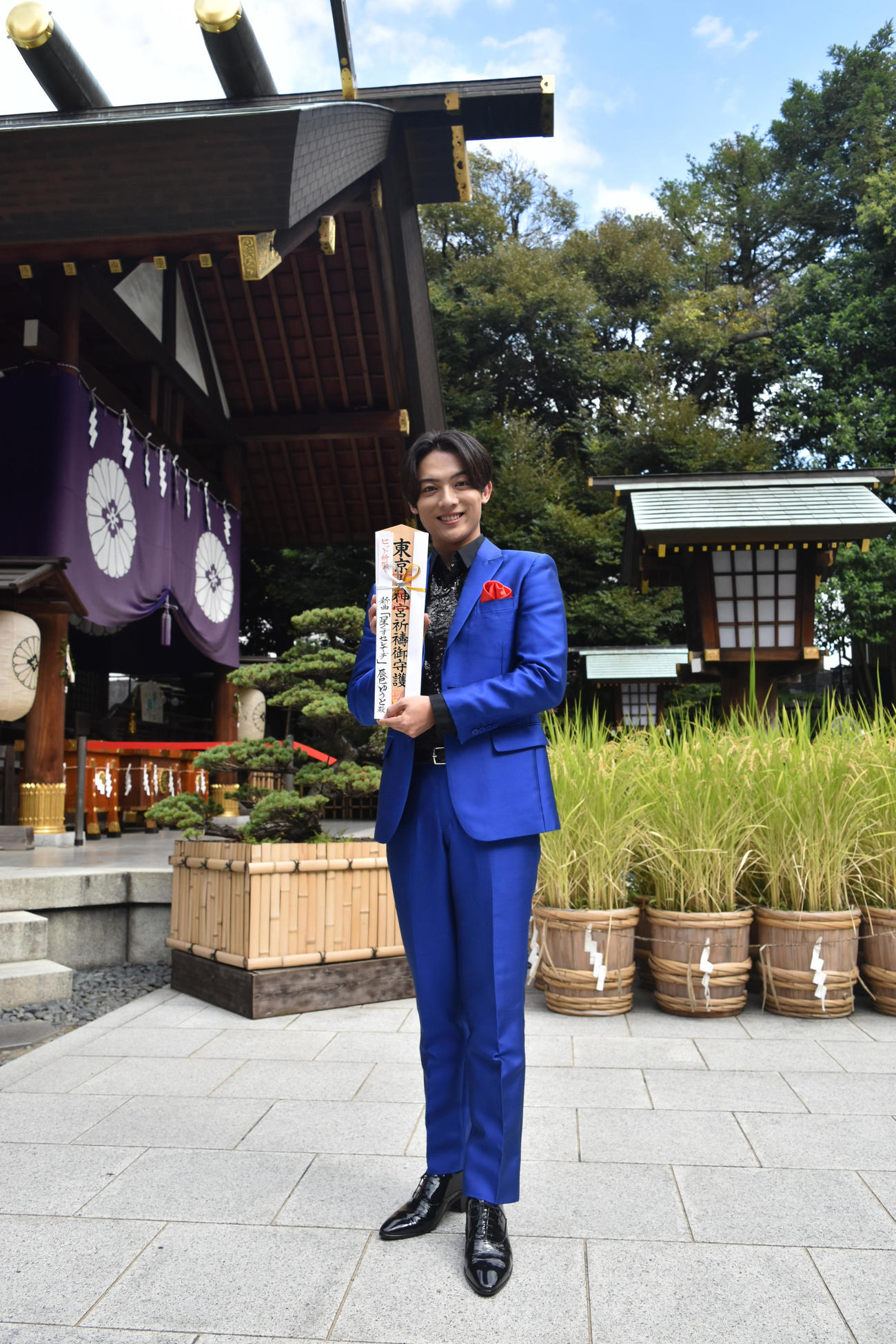 東京大神宮で新曲「星くずセレナーデ」のヒット祈願を行った辰巳ゆうと