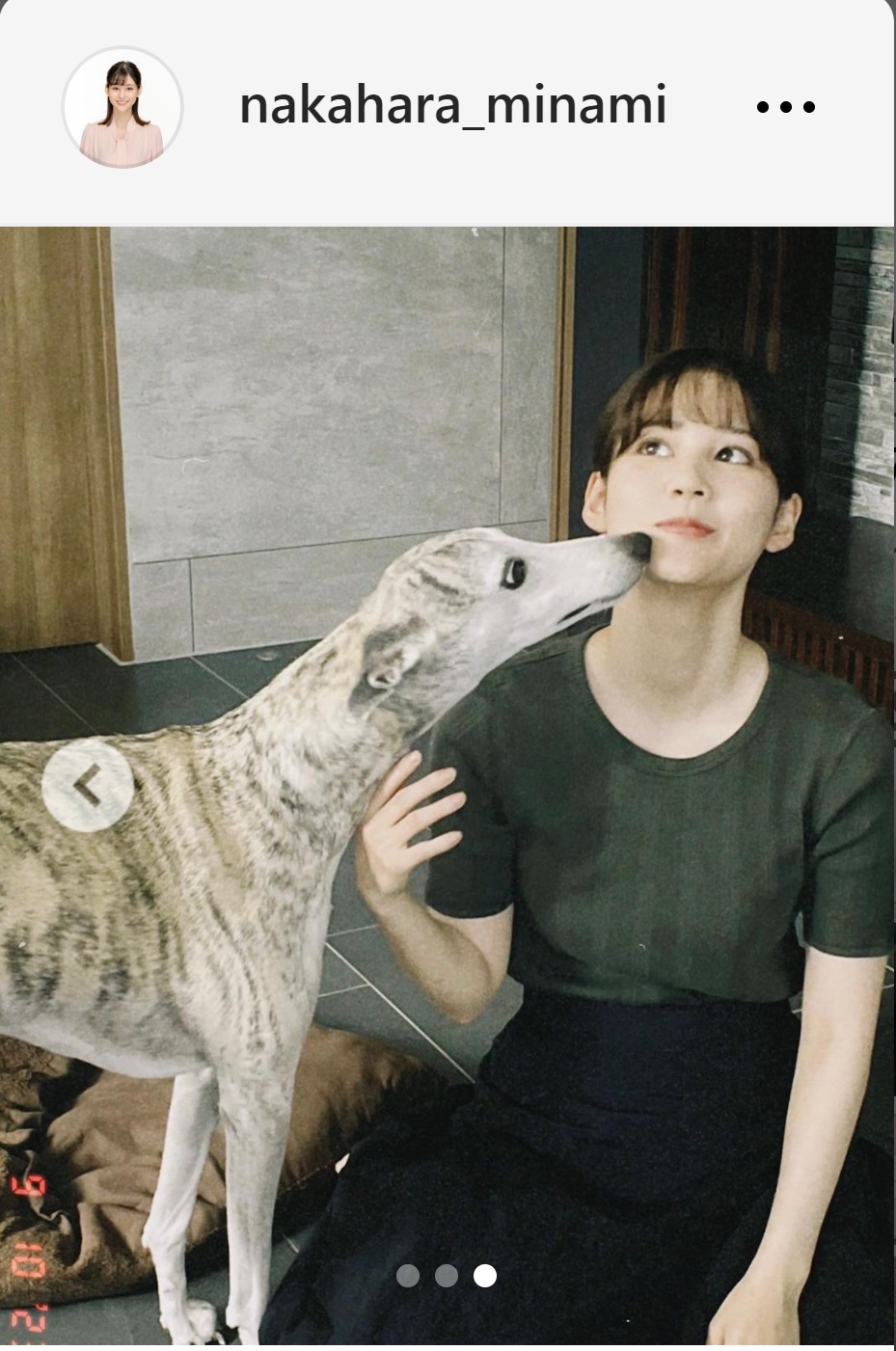 愛犬にキスされる中原みなみアナ（中原みなみアナのインスタグラムから）