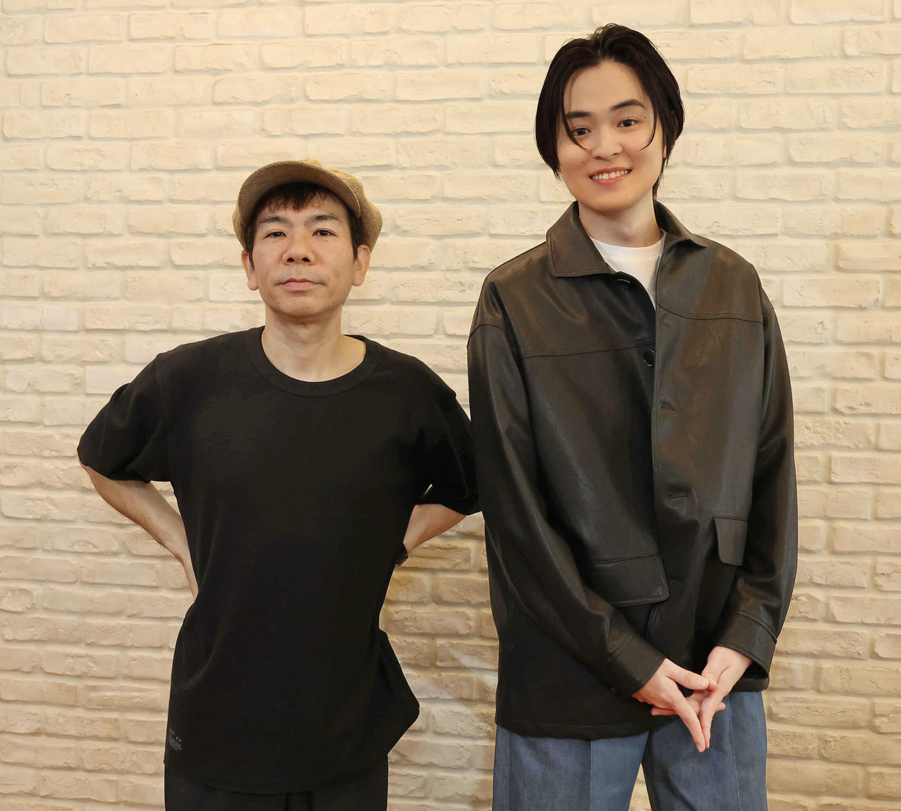 脚本家のマギー（左）と写真に納まる望月歩（撮影・丹羽敏通）