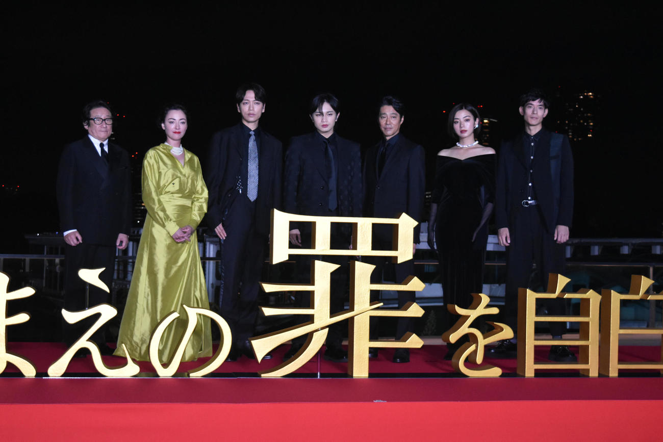 映画「おまえの罪を自白しろ」プレミアイベントに登壇した出演者ら。右から中島歩、池田エライザ、堤真一、中島健人、山崎育三郎、美波、水田伸生監督