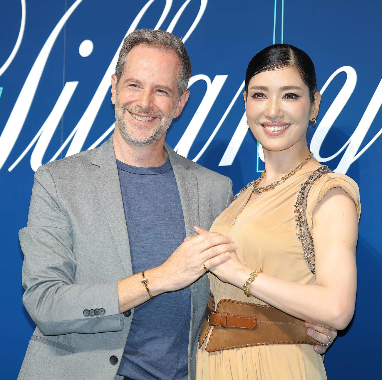 夫のミラー氏（左）と写真に納まるアンミカ（撮影・河田真司）