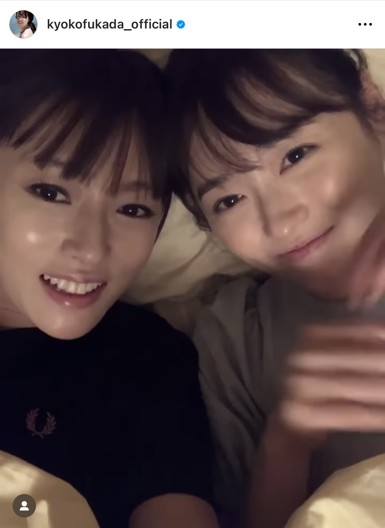 ベッドで添い寝する深田恭子と福原遥（深田恭子のインスタグラムから）