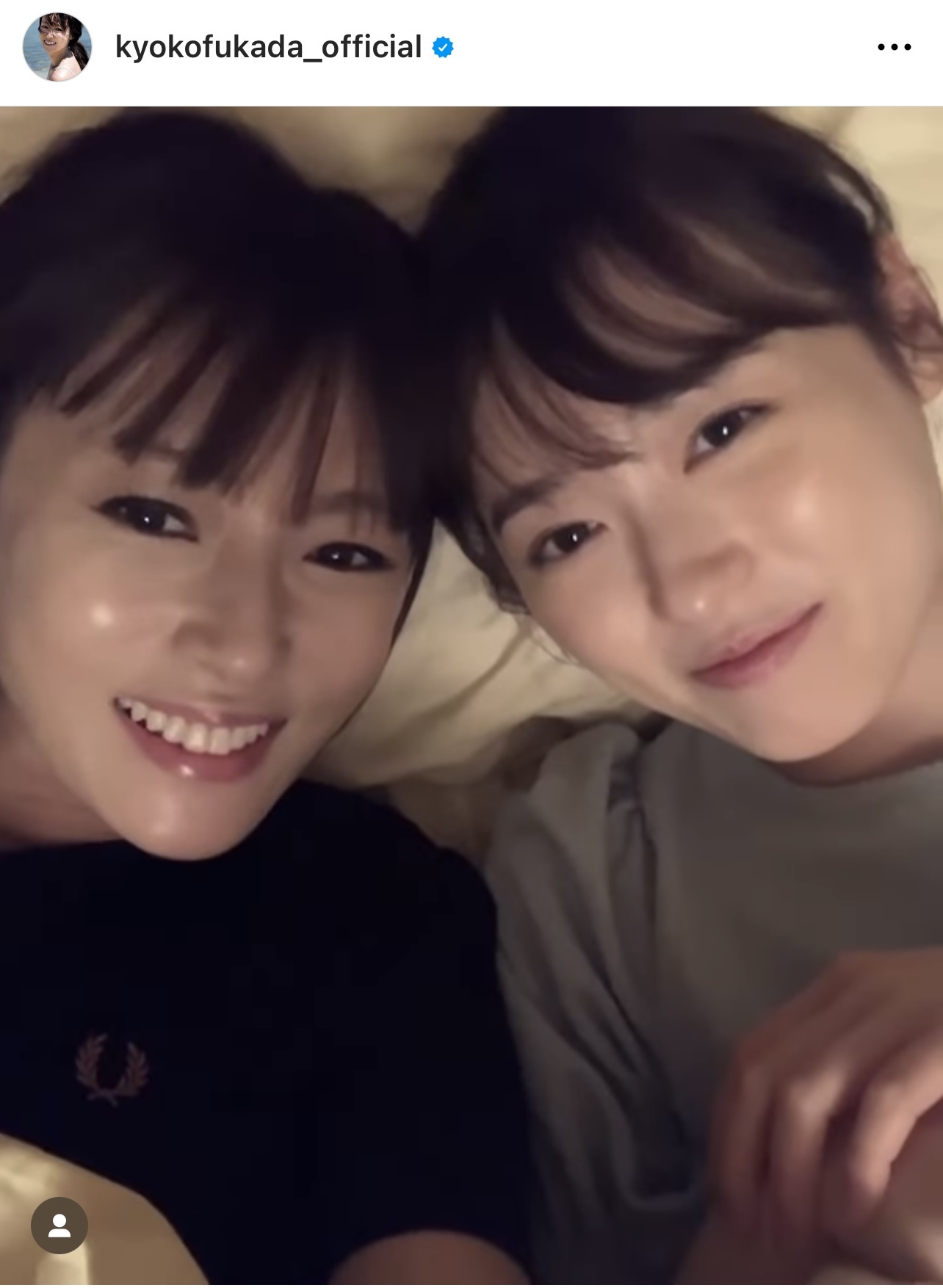 ベッドで添い寝する深田恭子と福原遥（深田恭子のインスタグラムから）