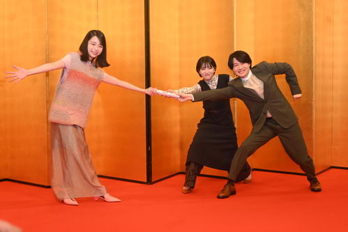 NHK連続テレビ小説のバトンタッチセレモニーに出席した左から趣里、神木隆之介、浜辺美波(撮影・松浦隆司)