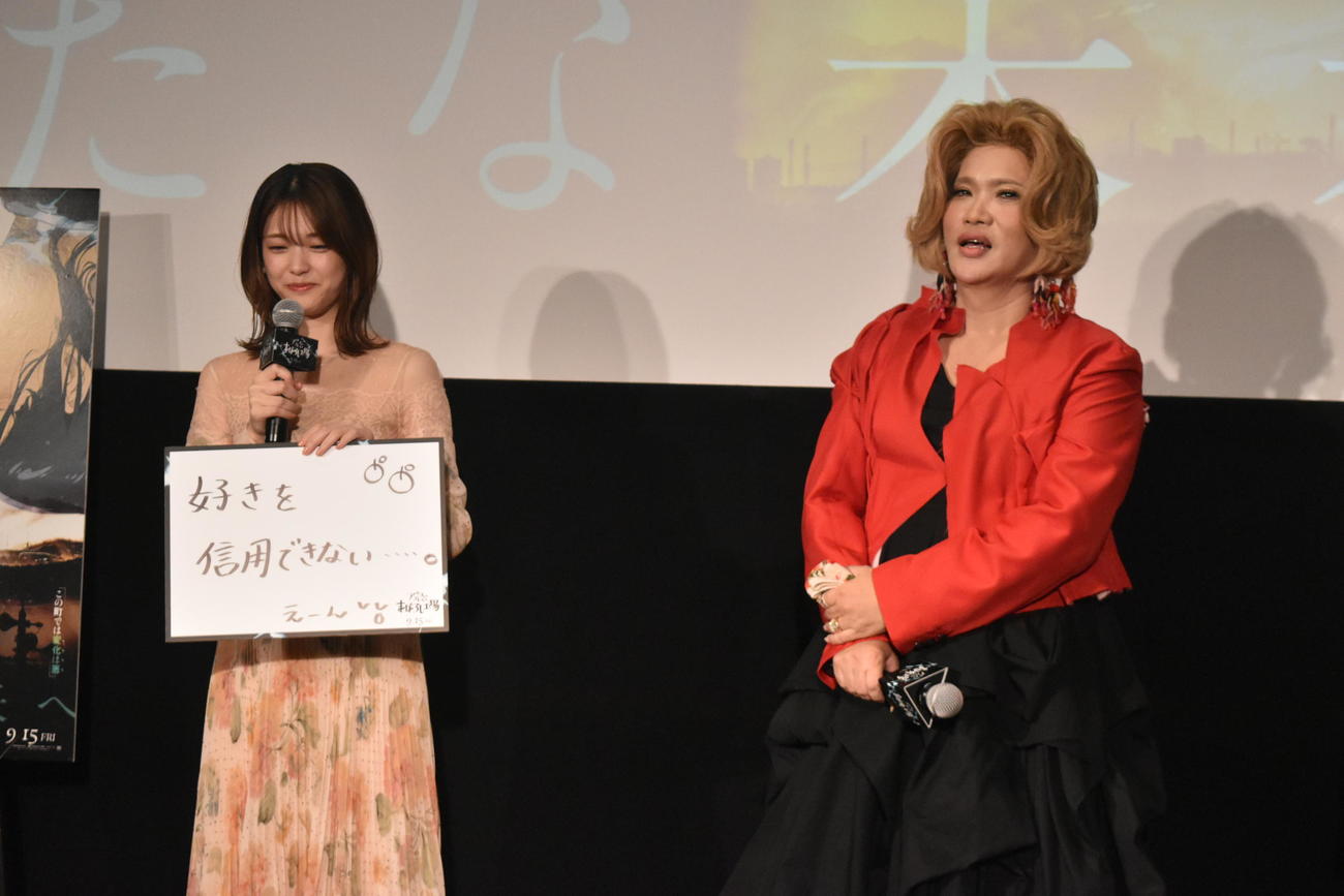 映画「アリスとテレスのまぼろし工場」公開直前イベントに登壇し、IKKO（右）に恋愛相談する松村沙友理