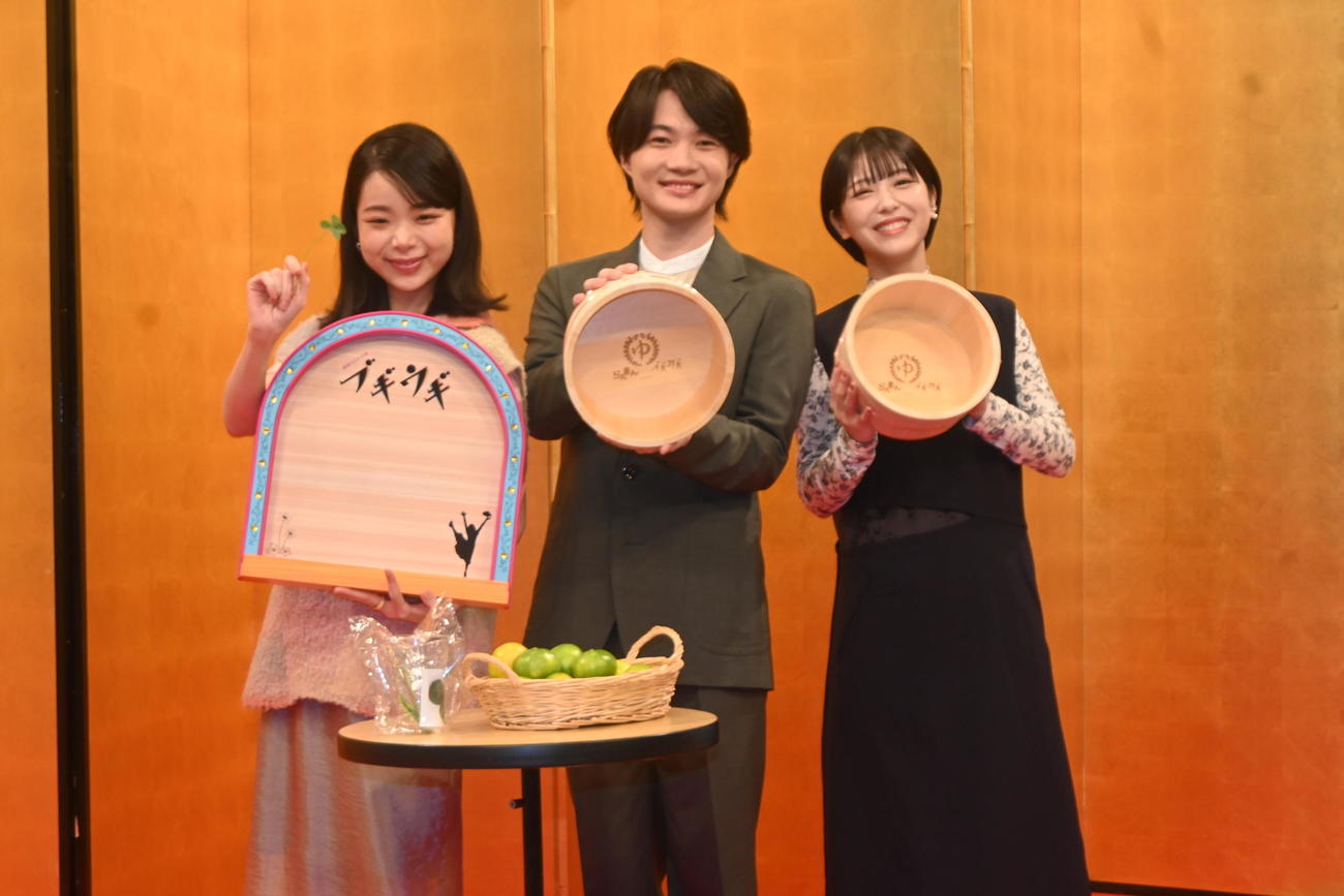 NHK連続テレビ小説のバトンタッチセレモニーに出席した左から趣里、神木隆之介、浜辺美波（撮影・松浦隆司）