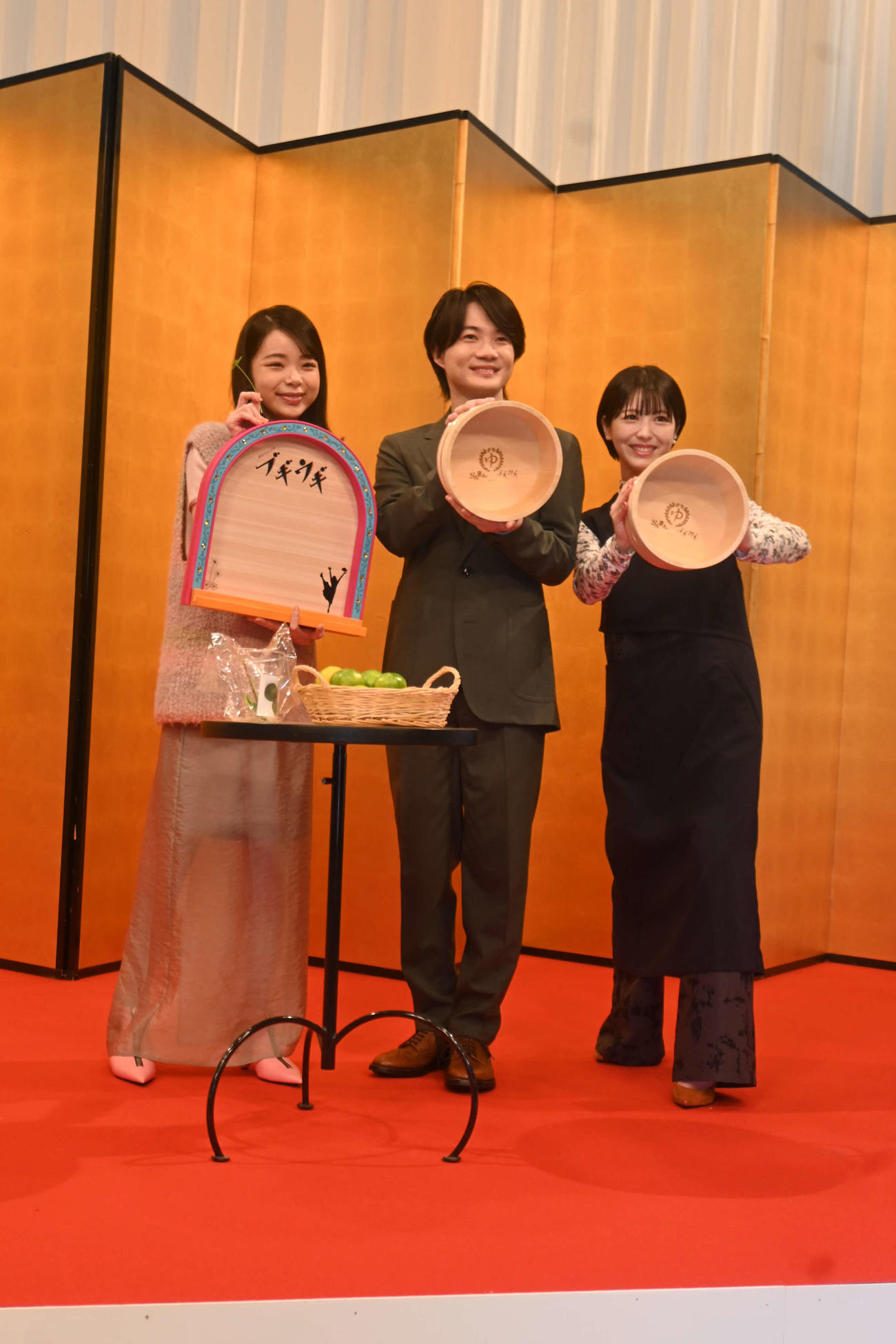 NHK連続テレビ小説のバトンタッチセレモニーに出席した左から趣里、神木隆之介、浜辺美波（撮影・松浦隆司）