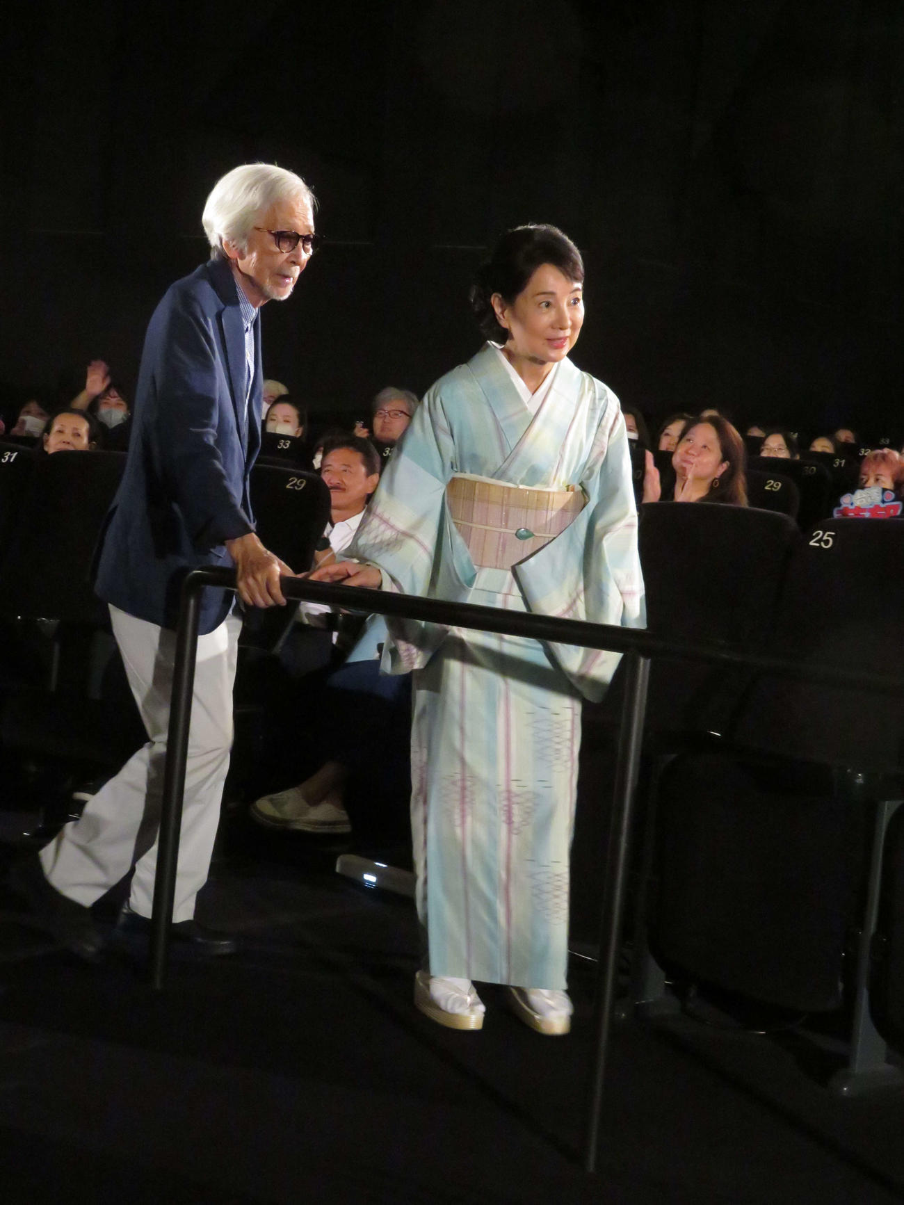 映画「こんにちは、母さん」公開中舞台あいさつで、吉永小百合と寄り添って入場する山田洋次監督（撮影・村上幸将）