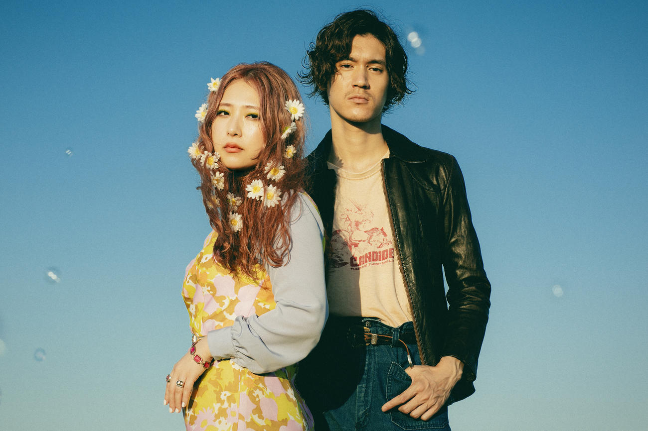 松任谷由実の新アルバム「ユーミン乾杯！！～松任谷由実50周年記念コラボベストアルバム～」でコラボするGLIM SPANKY