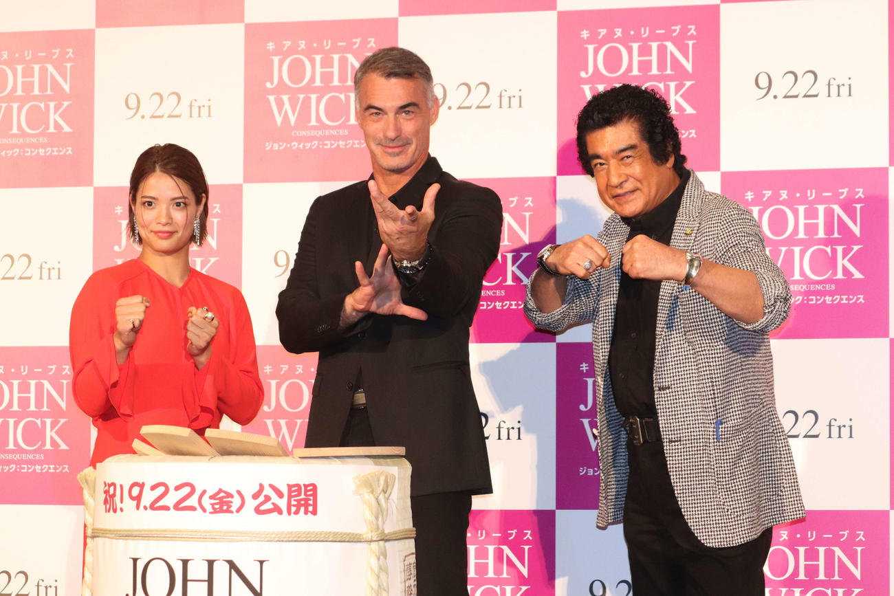 映画「ジョン・ウィック：コンセンサス」来日舞台挨拶に登壇した、左から阿部詩、チャド・スタエルスキ監督、藤岡弘、（撮影・加藤理沙）