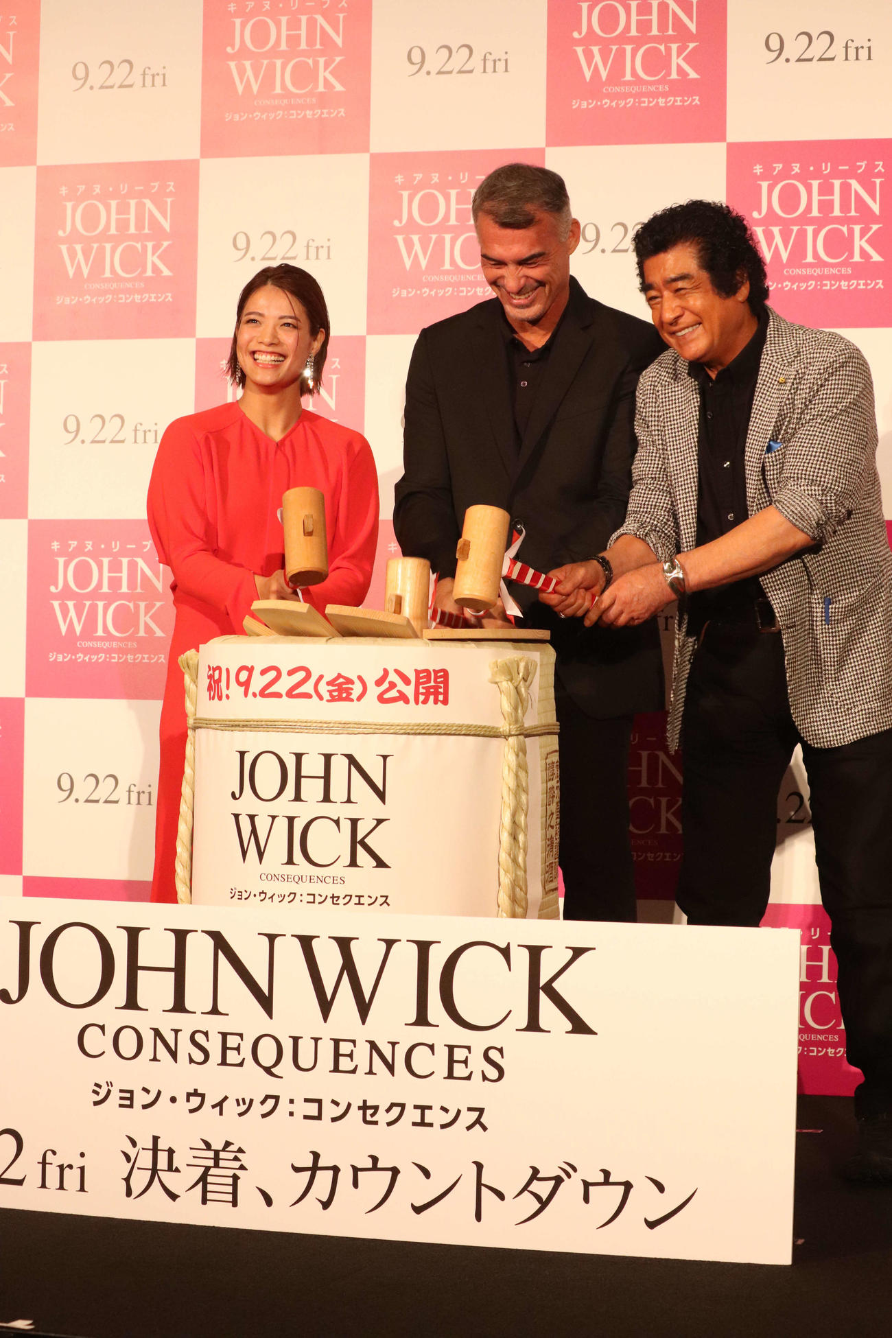 映画「ジョン・ウィック：コンセンサス」来日舞台挨拶に登壇した、左から阿部詩、チャド・スタエルスキ監督、藤岡弘、（撮影・加藤理沙）