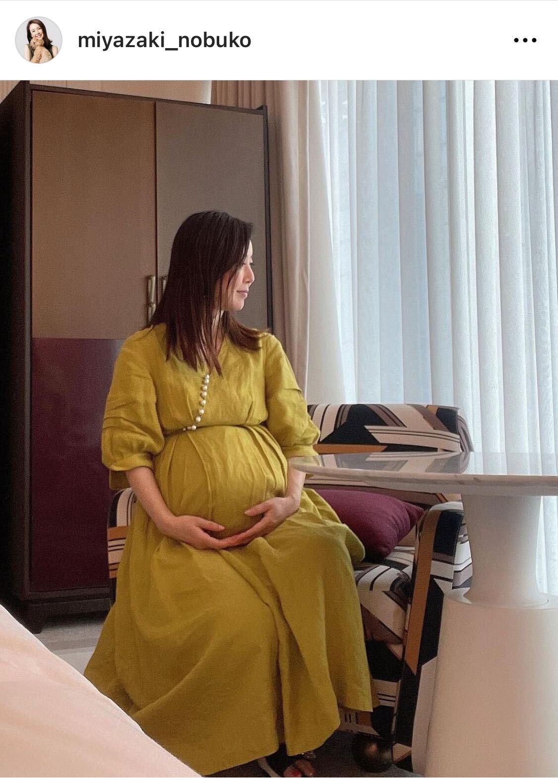 妊娠したお腹を抱えた宮崎宣子（宮崎宣子のインスタグラムから）