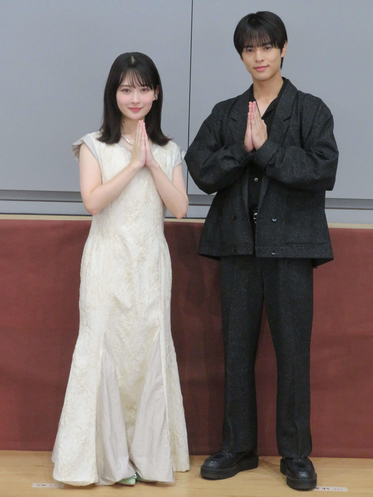 MBSドラマ「女子高生、僧になる。」制作発表会見で両手を合わせる畑芽育と奥野壮（撮影・村上幸将）