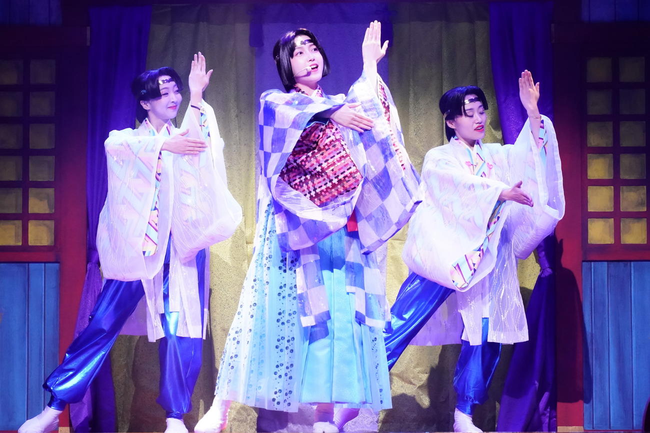 劇団☆新感線43周年興行・秋公演いのうえ歌舞伎「天號星」に出演する乃木坂46久保史緒里（中央）