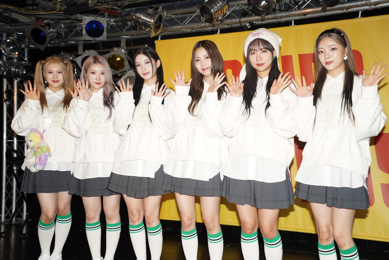 日本デビューしたPURPLE K！SS。左からスアン、チェイン、ユキ、イレ、ドシ、ナ・ゴウン（撮影・佐藤勝亮）