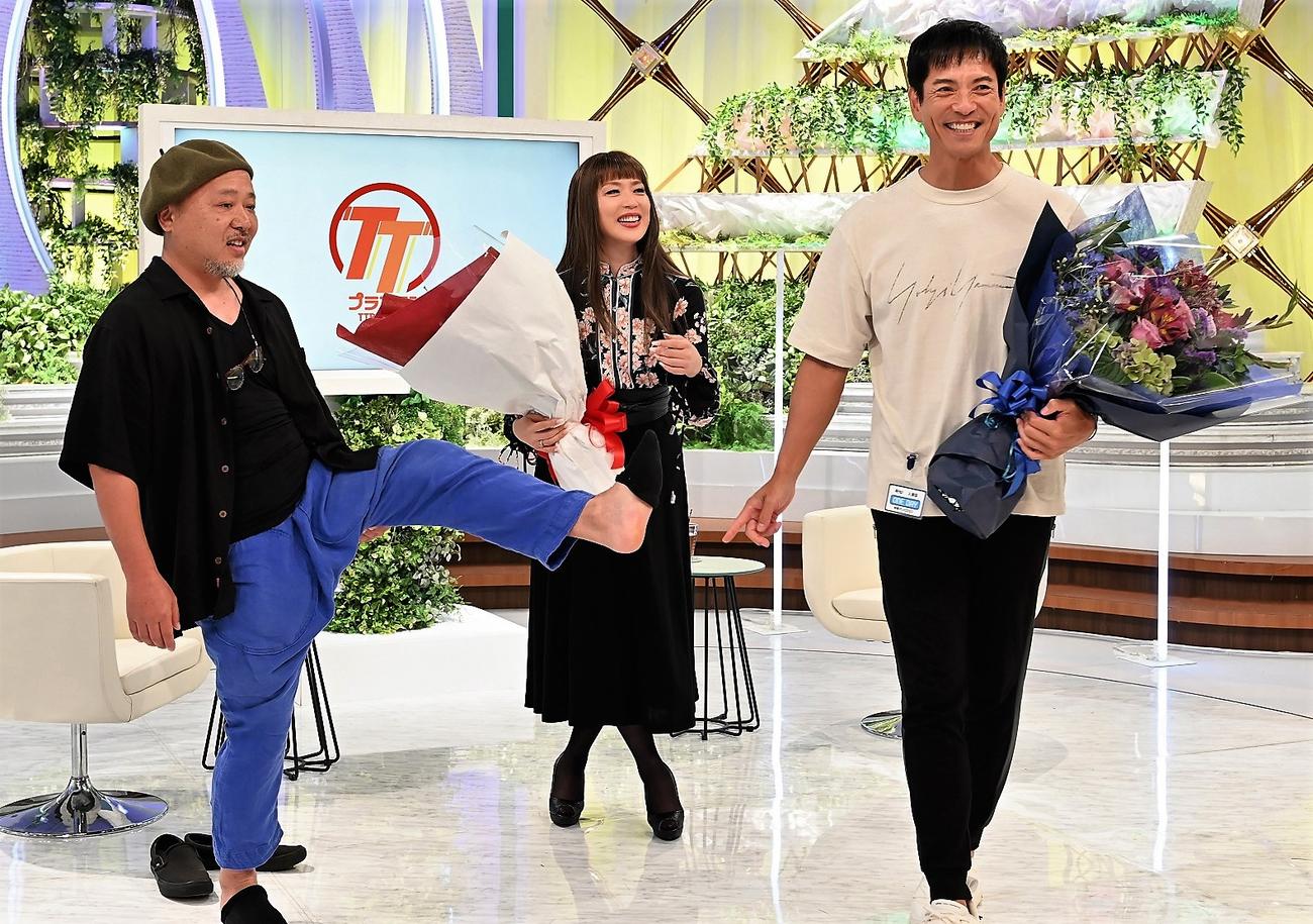「この素晴らしき世界」の撮了を迎えた、左からマキタスポーツ、若村麻由美、沢村一樹（C）フジテレビ