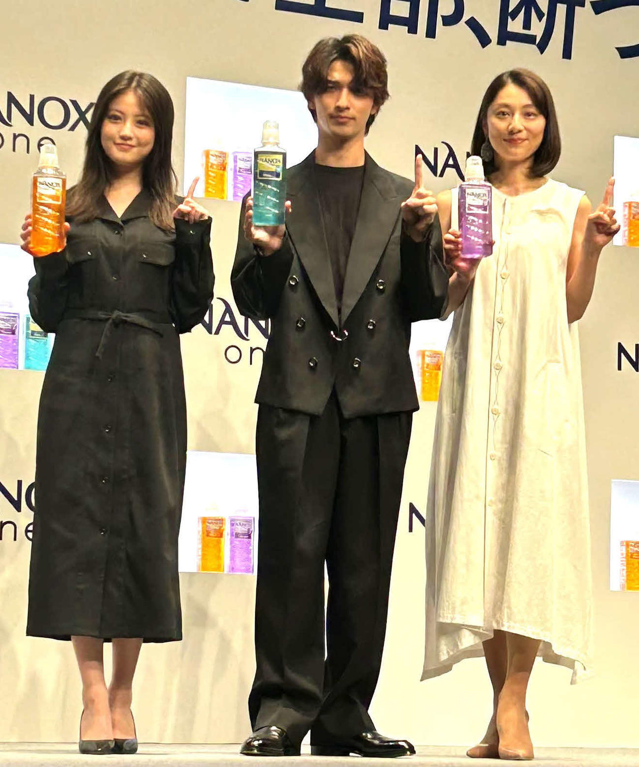 「ライオン『NANOX one』新CM発表会」に出席した、左から今田美桜、横浜流星、小池栄子（撮影・松尾幸之介）