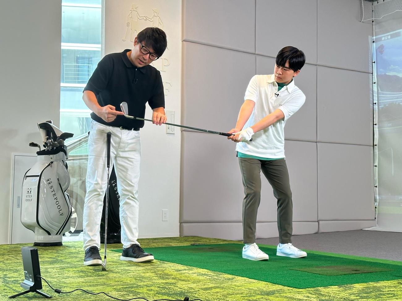 テレ玉で10月15日スタートの新番組「鈴木福ゴルフはじめました」で、吉田一尊プロから指導を受ける鈴木福(C)テレ玉