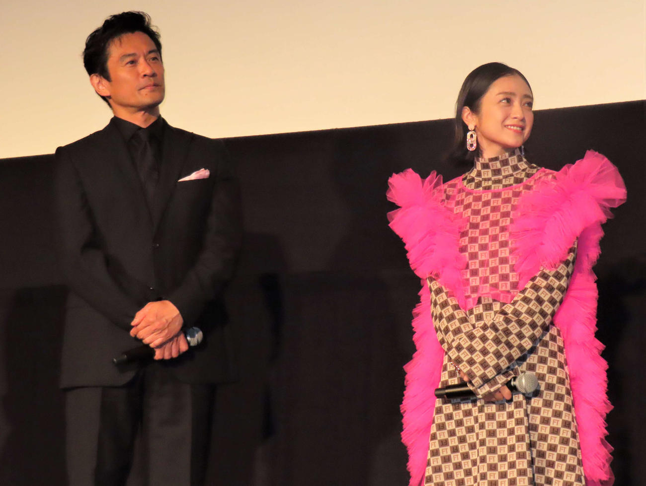 映画「春画先生」完成披露舞台あいさつに登壇した内野聖陽（左）と安達祐実