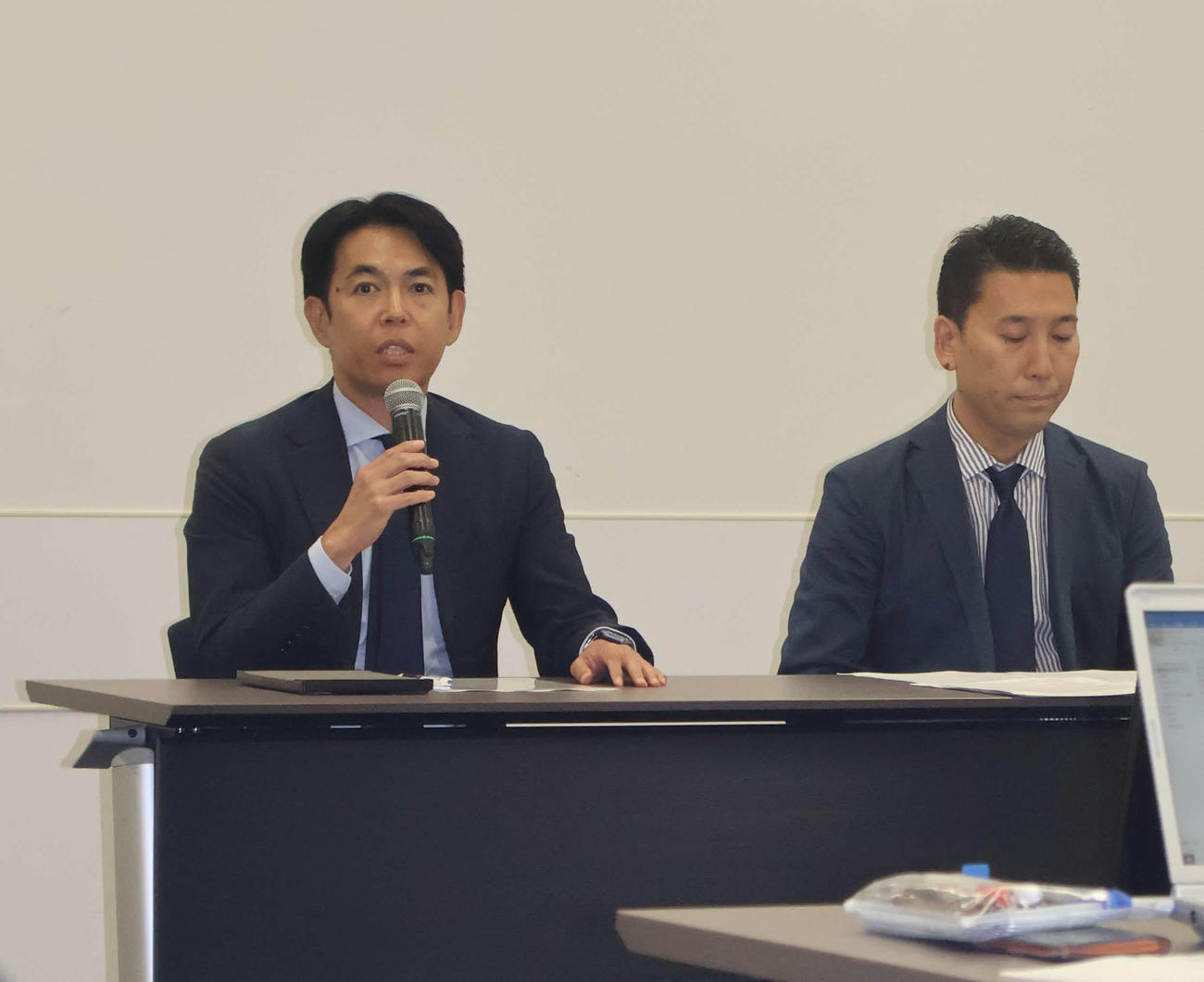 ABCテレビ総合編成局長の飯田新氏（左）、編成部長の北中彰氏（撮影・村上久美子）