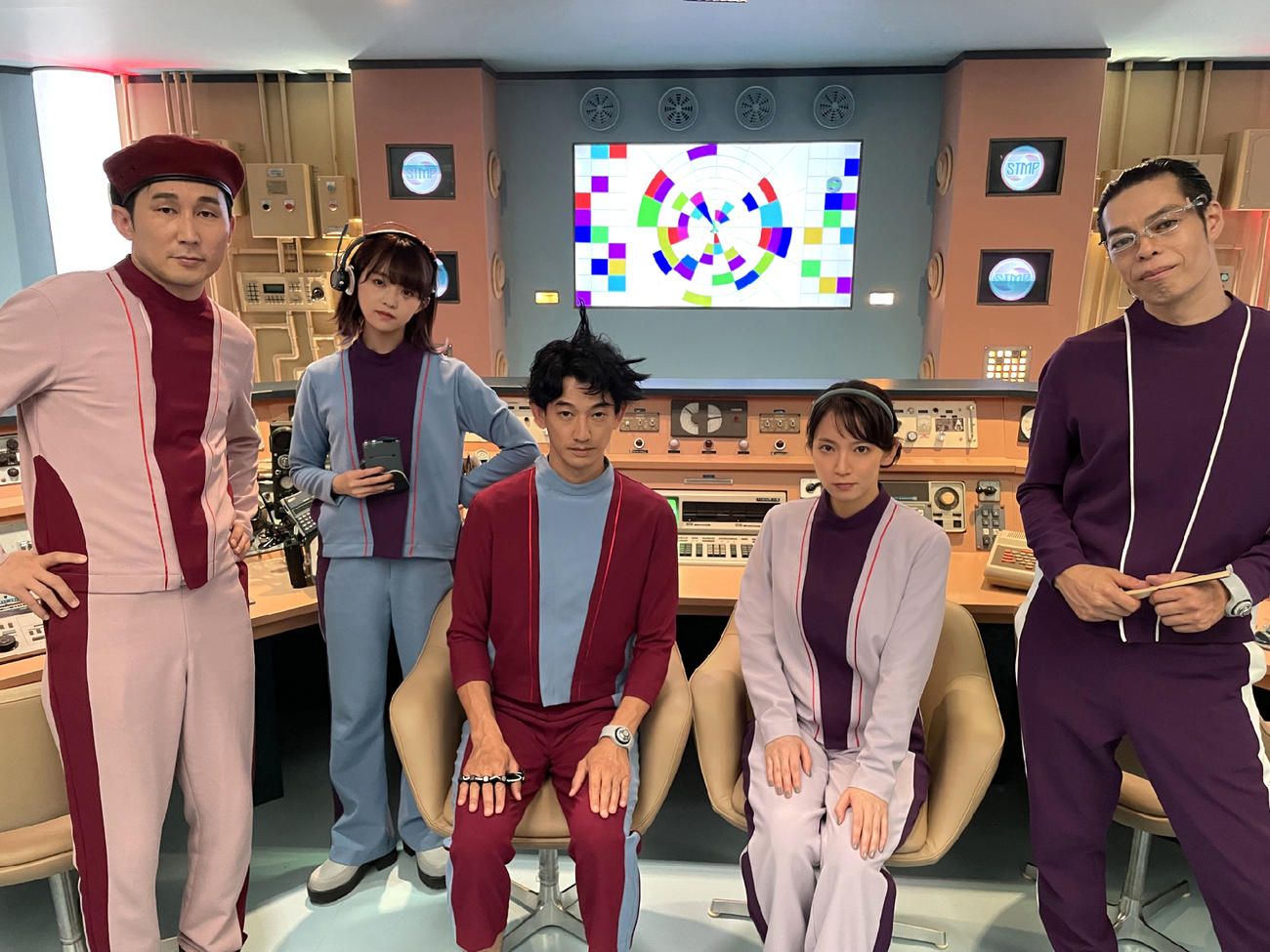 「時をかけるな、恋人たち」に出演する、左からシソンヌじろう、伊藤万理華、永山瑛太、吉岡里帆、石田剛太（C）カンテレ