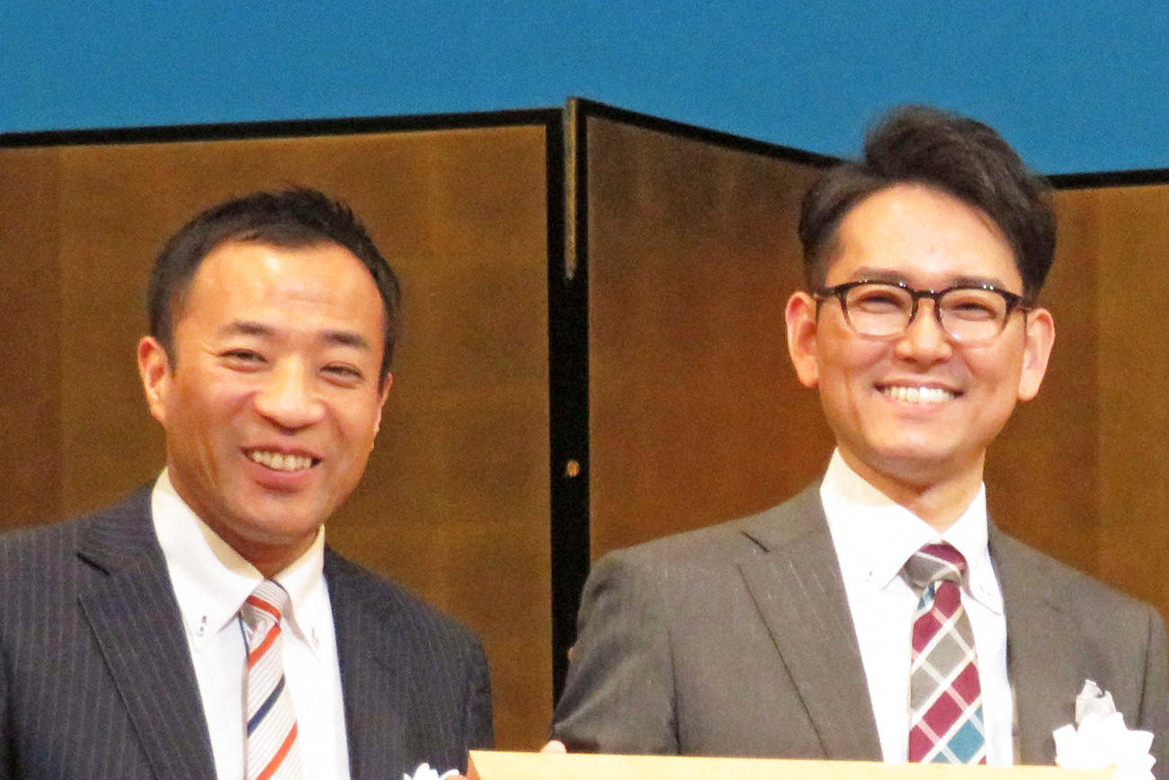ナイツ塙宣之（左）と土屋伸之（2017年撮影）